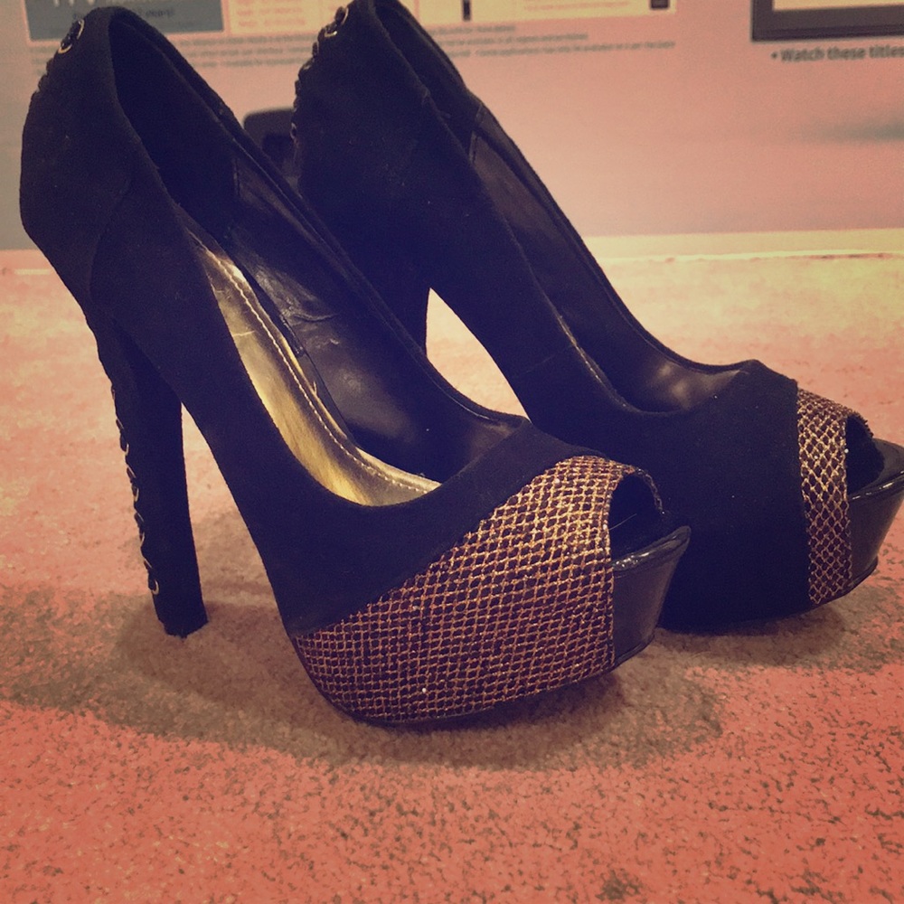 Peep toe suede